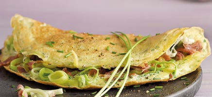 Omelette mit Lauch und Schinkenstreifen