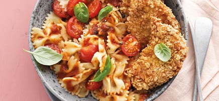 Mini-Schnitzel mit Farfalle und milder Tomatensauce