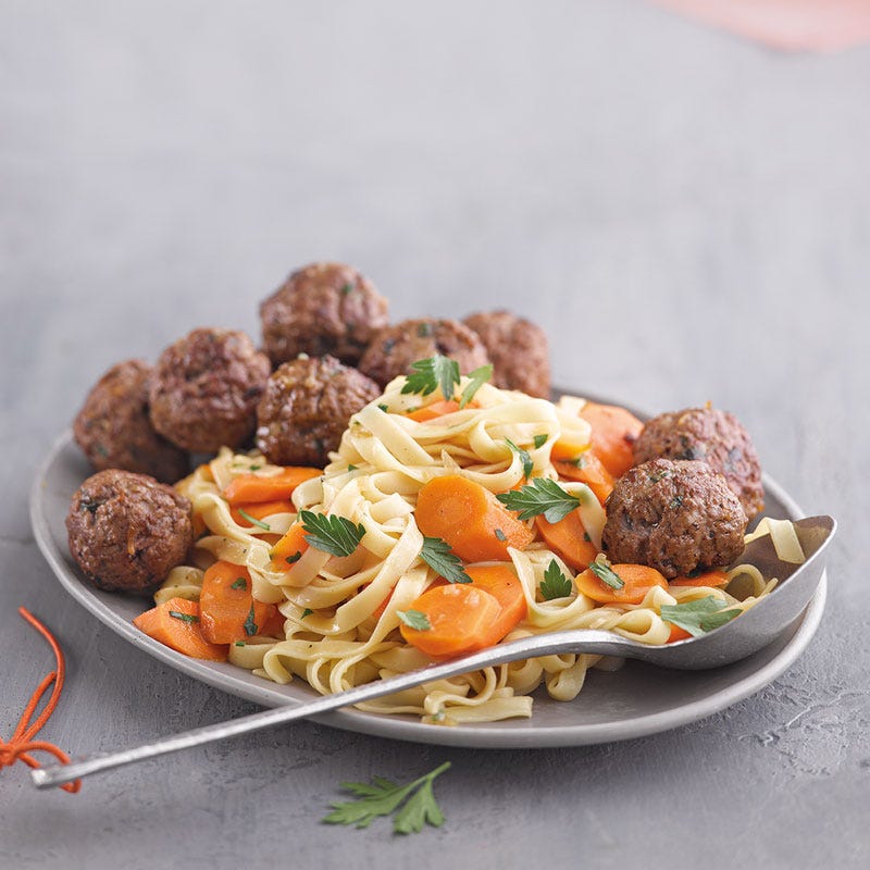 Hackbällchen mit gedünsteten Karotten und Nudeln