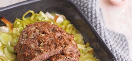 Hackbraten auf Lauch-Senf-Gemüse mit Kräuter-Bratkartoffeln