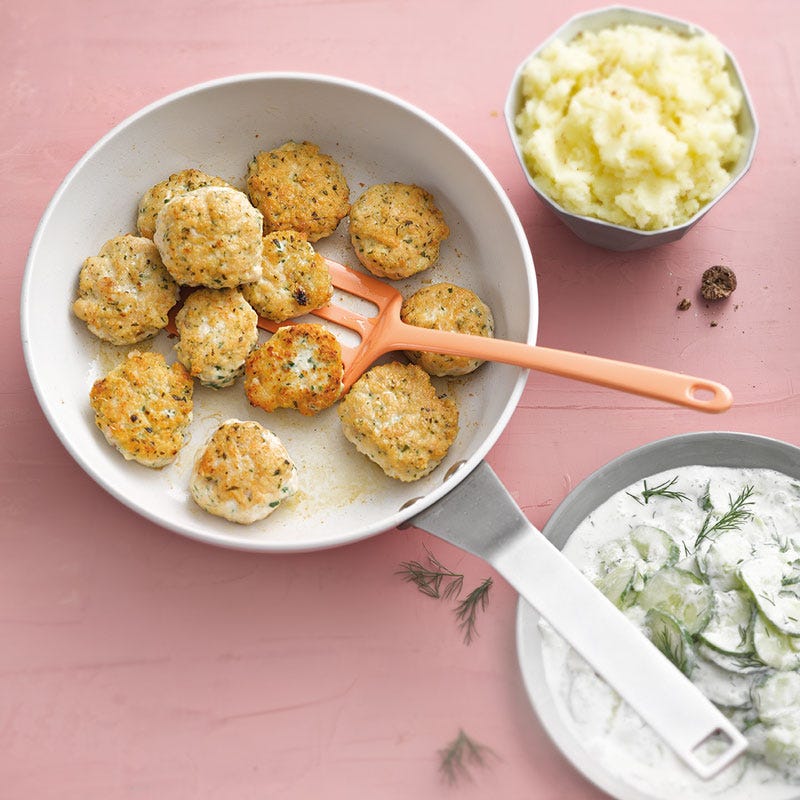 Poulettätschli mit Kartoffelstampf und Gurkensalat