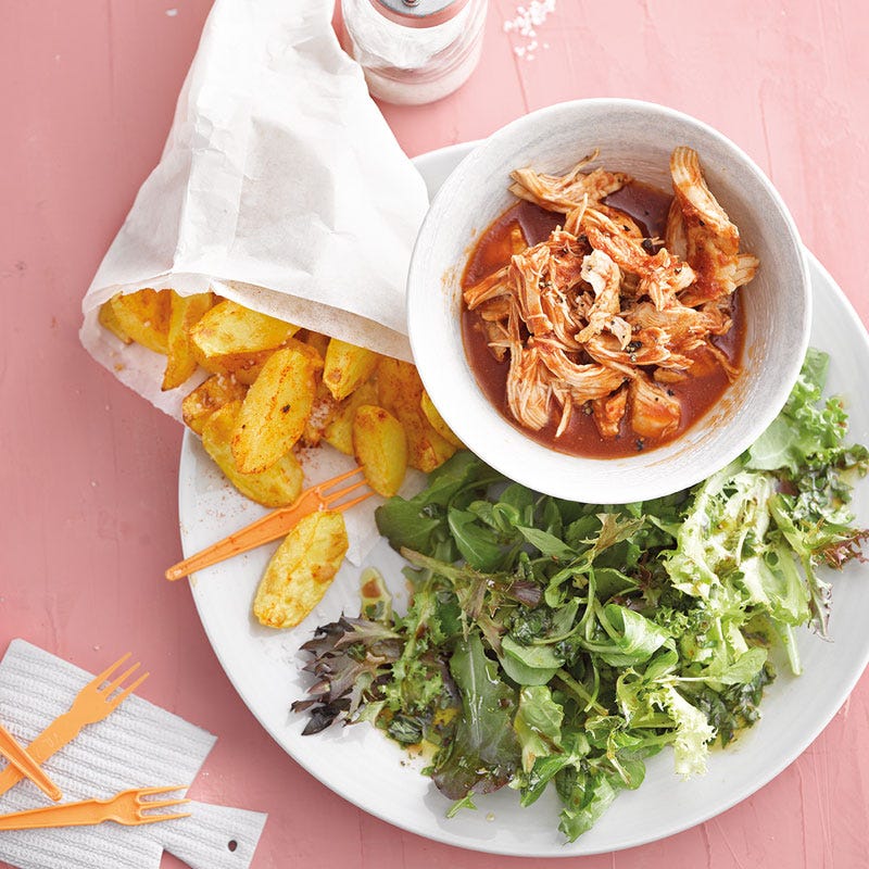 Pulled Chicken mit Kartoffelwedges und Pflücksalat