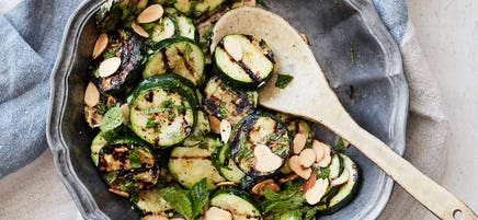Zucchini with mint and almonds