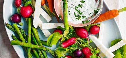 Veggie crudités with yogurt dip