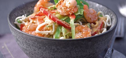 Mie-Nudel-Salat mit Erdnussdressing und Sesamcrevetten