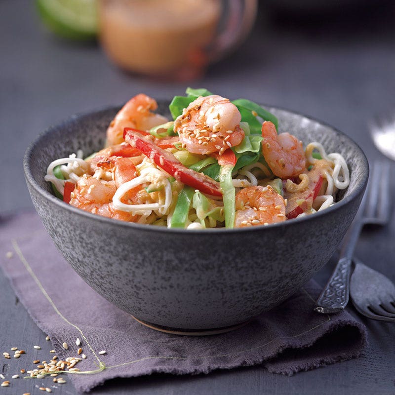 Mie-Nudel-Salat mit Erdnussdressing und Sesamcrevetten
