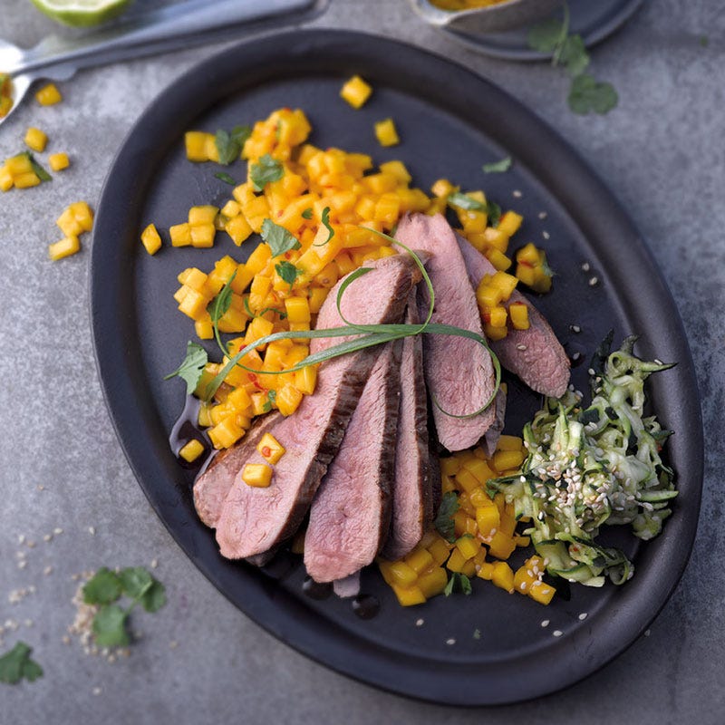 Entenbrust auf Mangosalsa mit Zucchinisalat