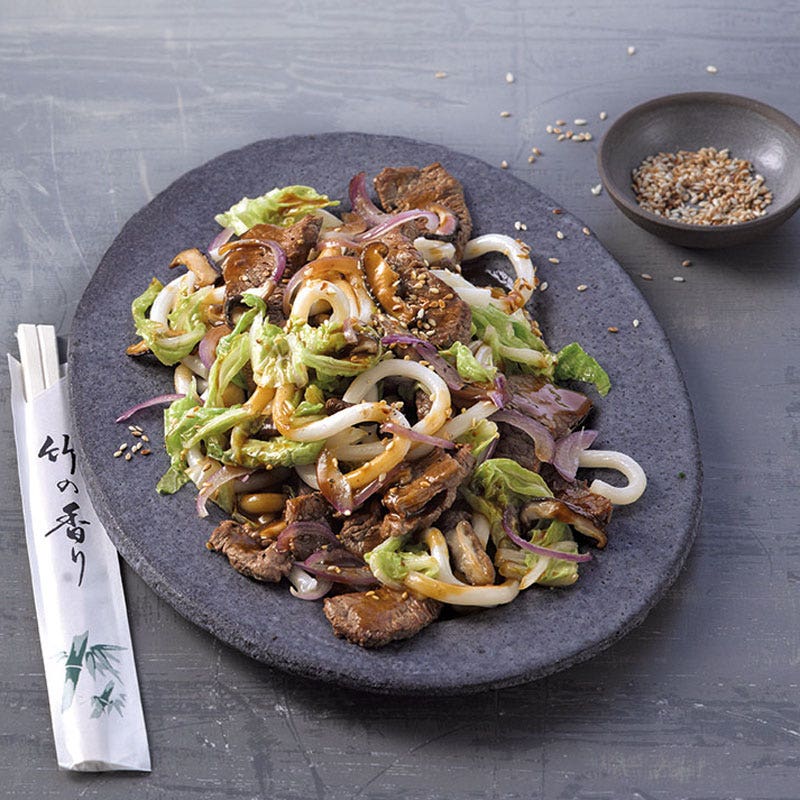 Udon-Nudeln mit Rindsfiletstreifen