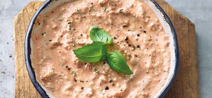 Fetacreme mit getrockneten Tomaten und Basilikum