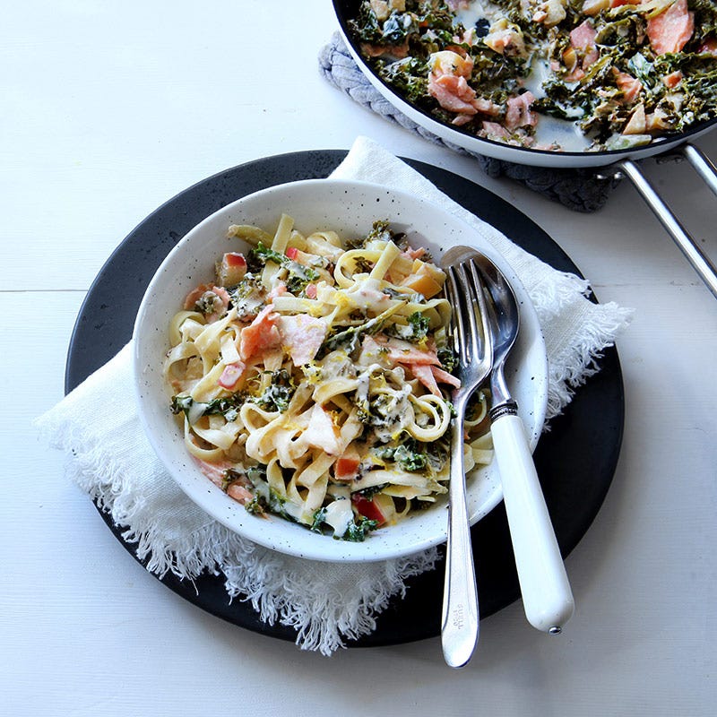 Pasta med rökt lax och grönkål