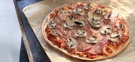 Libapizza med vitkålssallad