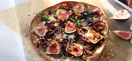 Libapizza med karamelliserad rödlök och fikon
