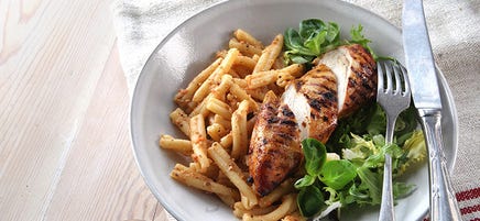 Grillad kyckling med pasta och paprikapesto