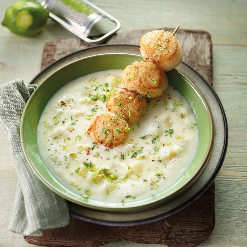 Spargel-Limetten-Suppe mit Jakobsmuschelspiessen