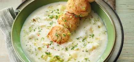 Soupe aux asperges et brochette de noix de Saint-Jacques