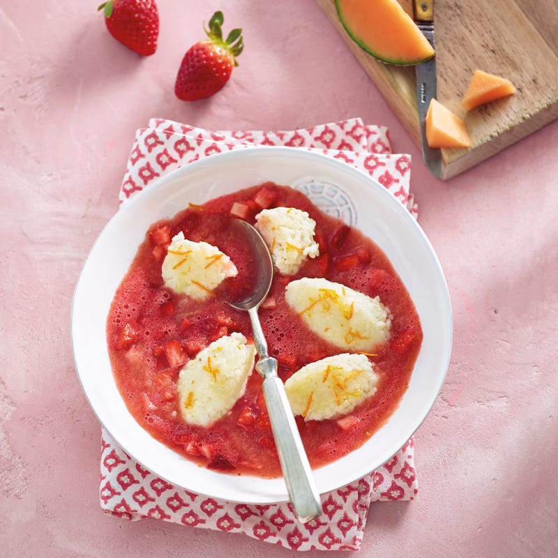 Erdbeer-Melonen-Kaltschale mit Milchreisnocken