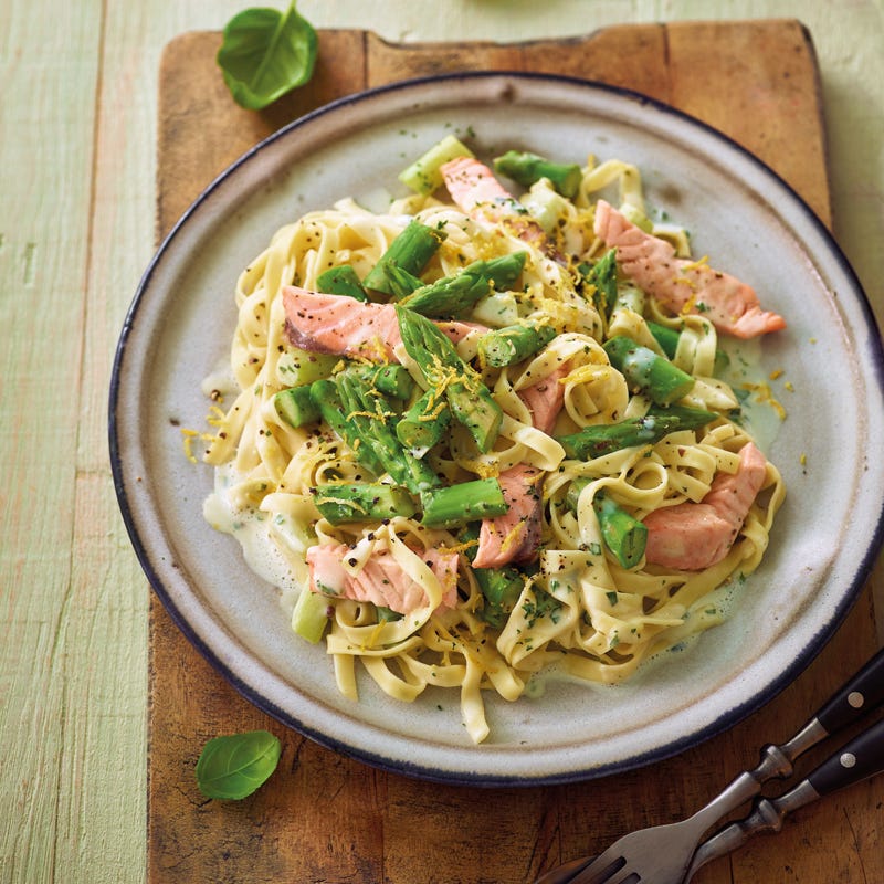 Spargel-Tagliatelle mit Lachs und Zitronensauce