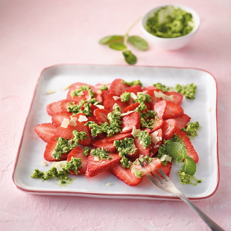 Erdbeercarpaccio mit Minzpesto