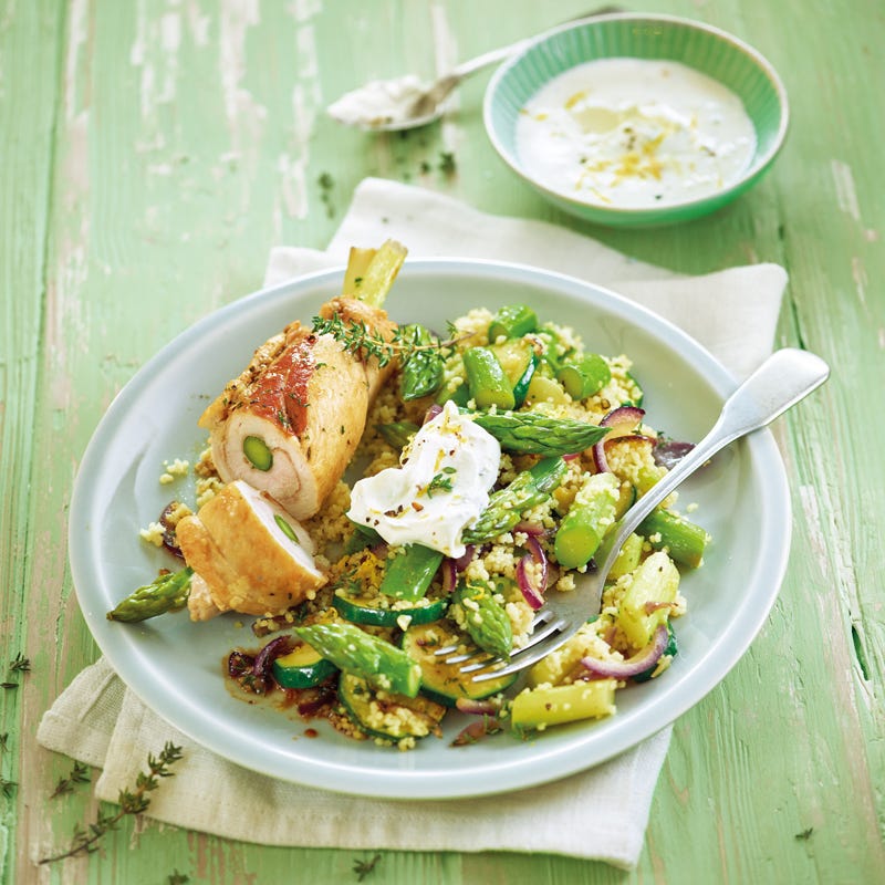 Poulet-Spargel-Rouladen auf Gemüsecouscous