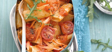 Rigatoni-Salat mit Tomatendressing
