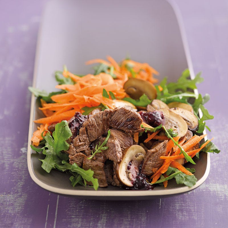 Rucolasalat mit Steakstreifen und gebratenen Champignons