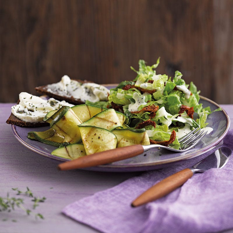 Gegrillter Zucchinisalat mit Pumpernickel-Frischkäse-Ecken