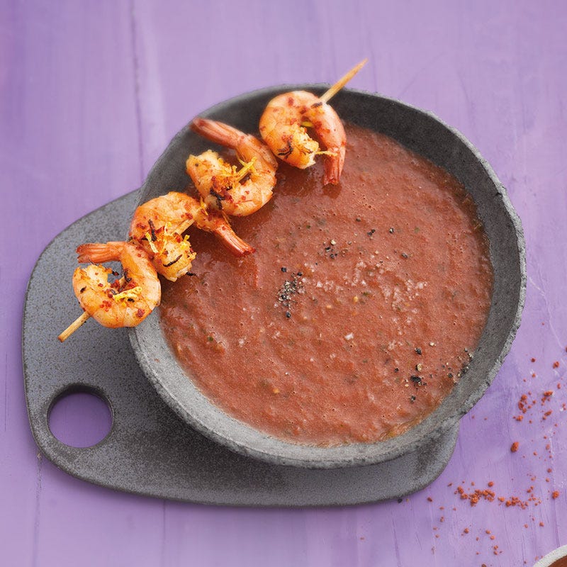 Melonen-Gazpacho mit Garnelenspießen