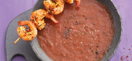 Melonen-Gazpacho mit Garnelenspießen