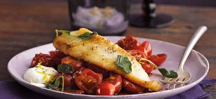 Gebratene Salbei-Scholle mit Tomaten und Joghurtdip
