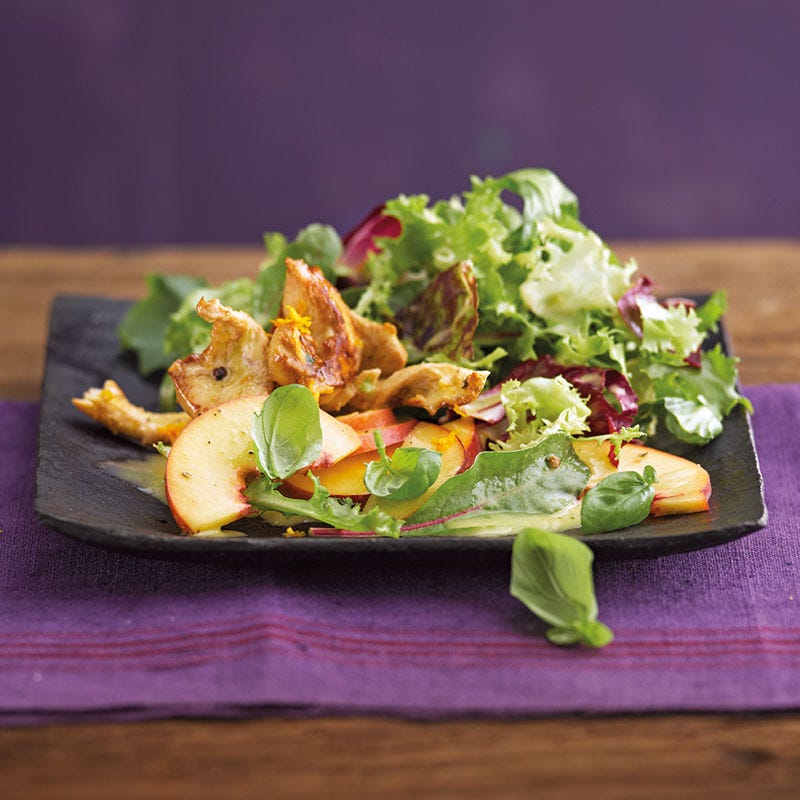 Pfirsichsalat mit Basilikum und gebratener Hähnchenbrust