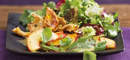 Pfirsichsalat mit Basilikum und gebratener Hähnchenbrust