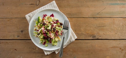 Bol de brocoli haché et de canneberges avec œufs