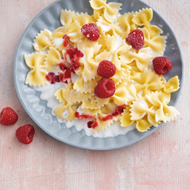 Süße Milchnudeln mit Himbeersauce