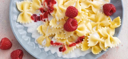 Süße Milchnudeln mit Himbeersauce