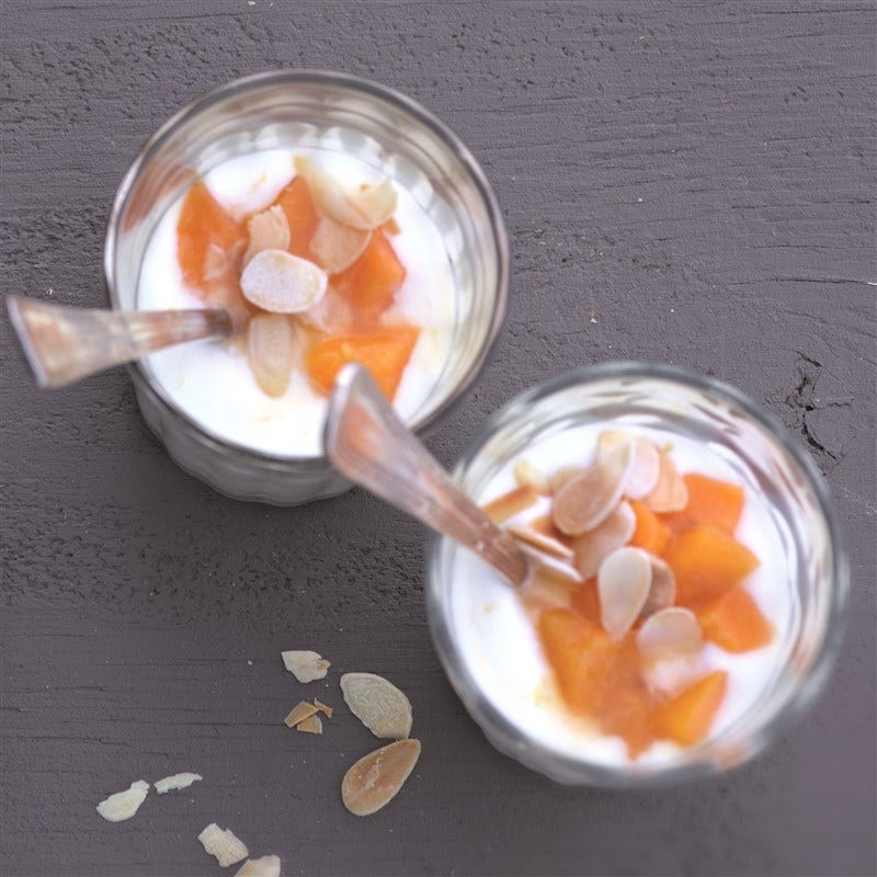 Exotische kakicompote met yoghurtcrème