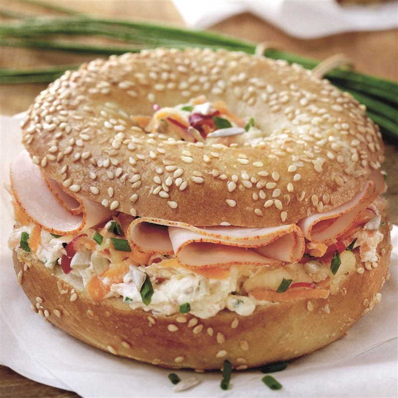 Bagel met wortelzuivelspread