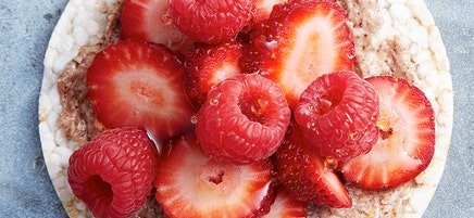 Nut butter, berry and honey rice cake