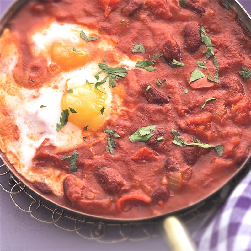 Gepocheerde eieren in pittige tomatensaus