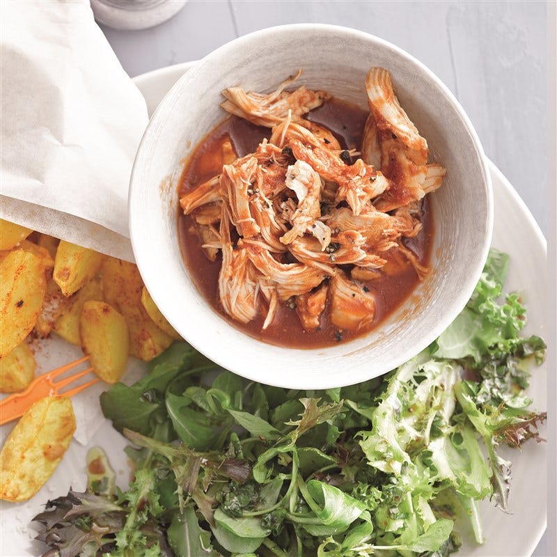 Pulled chicken met aardappelwedges en pluksla