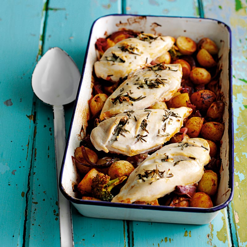 Pouletbrustfilets auf gerösteten Kartoffeln und Broccoli