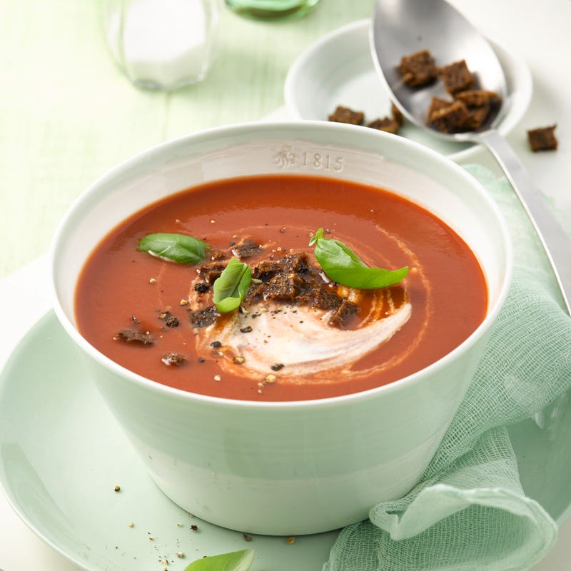 Tomatensuppe mit Pumpernickel-Croûtons