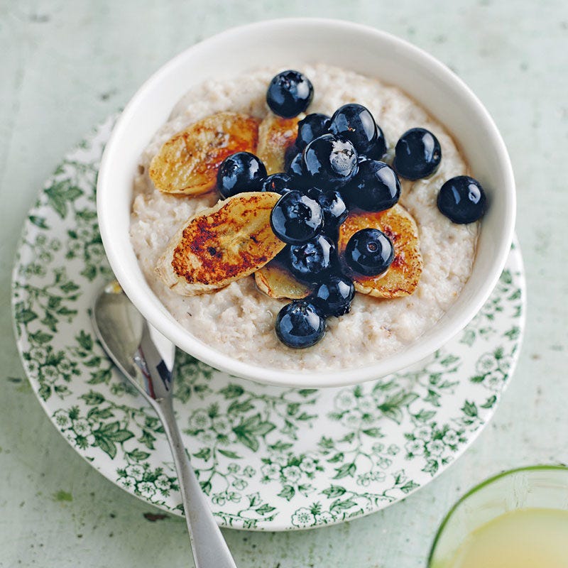 Porridge mit karamellisierten Bananen und Heidelbeeren