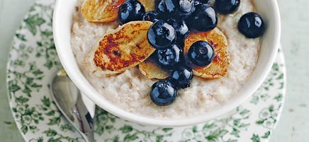 Porridge mit karamellisierten Bananen und Heidelbeeren