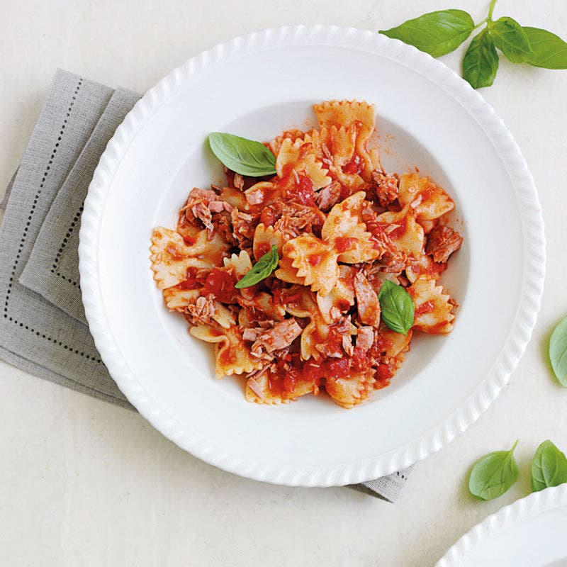 Farfalle in scharfer Tomaten-Thunfisch-Sauce