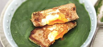 Spinaziesoep met ei in toast