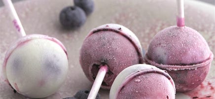 Blauwe bessen-yoghurtijsjes