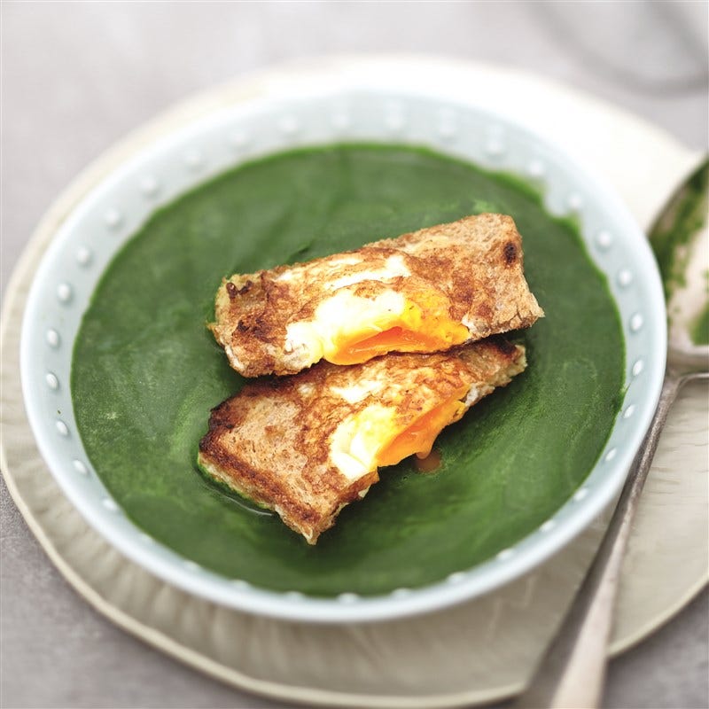 Spinaziesoep met ei in toast