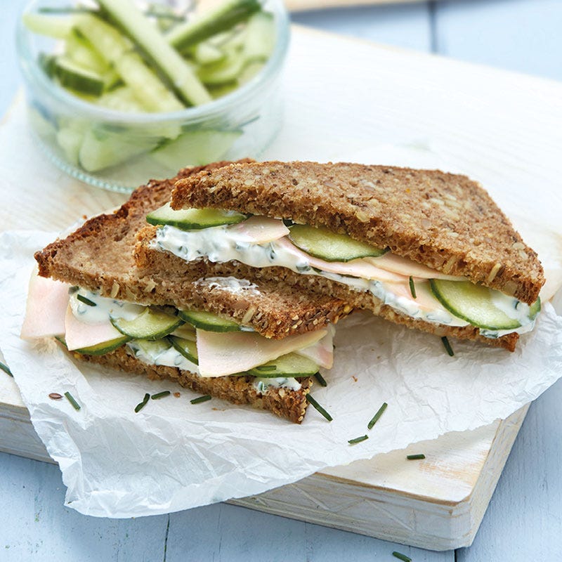 Geflügel-Gurken-Sandwich mit Schnittlauchcreme