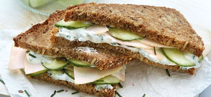 Geflügel-Gurken-Sandwich mit Schnittlauchcreme