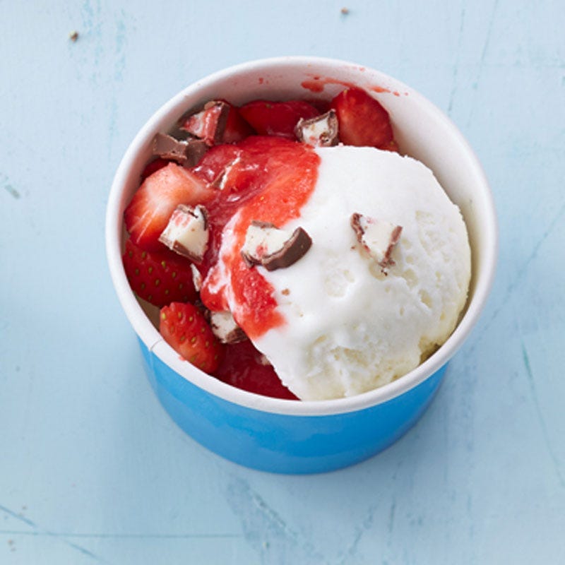 Frozen Yoghurt mit Erdbeer-Topping